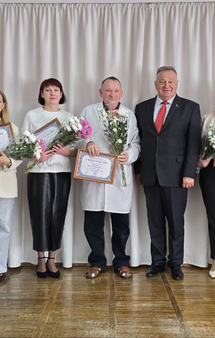 Сотрудники больницы организовали  выставку  цветочных композиций «Музыка лета».